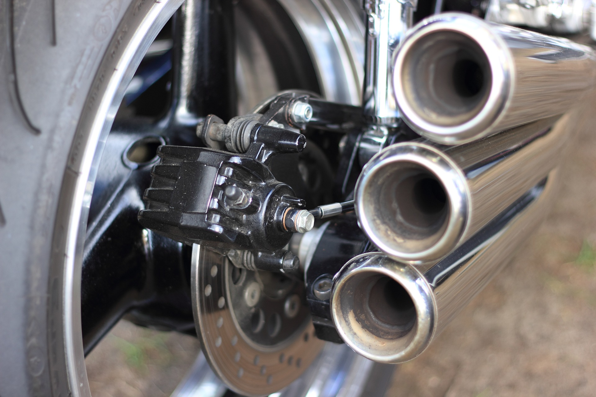 Image d'un pot d'échappement de moto haut de gamme en acier inoxydable avec une finition brillante et un design élégant