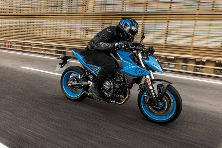 Suzuki GSX-8S bleu sur route