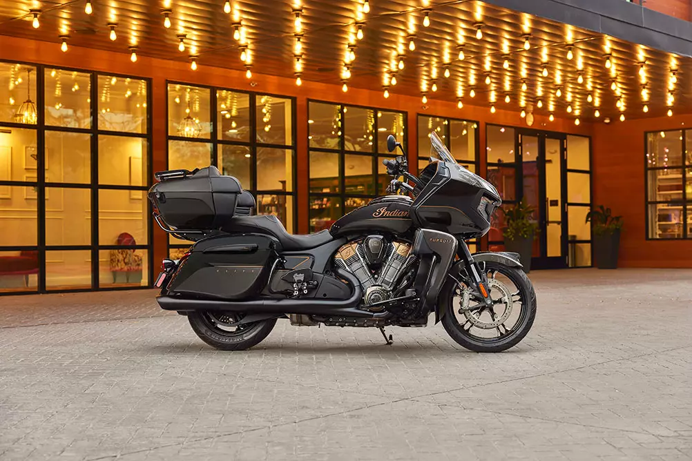 Moto indian pursuite elite devant hotel de luxe