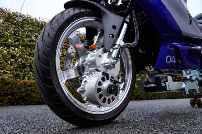 roue d'une moto equipé avec un systeme yamaha